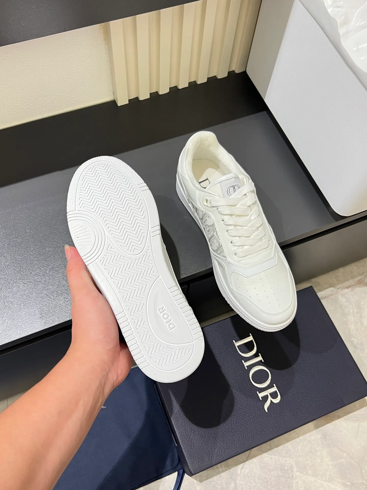 Men's shoes 💰p400 "Dio*" mid-top B27 casual sneakers. This B27 high-top sneaker is a new product in the series and continues Di*r's classic style. Crafted from gray and white smooth calf leather with beige and black Oblique print panels on the sides. The "CD Icon" shaped shoelace eyelets are clever and delicate, and the two-color rubber sole, rear collar and heel are all equipped with the brand's iconic details to enhance the style. Oblique printed straps at the ankle allow for an adjustable fit to complement the overall design. Fashionable and versatile, it can complement any look. Create an exquisite design with unique dynamic vitality and modern atmosphere, presented in low-top and high-top styles. This new must-have shoe adds a new dimension to Dior's archive heritage, embodying modern elegance. Purchase the original version and make it 1:1. If you need top quality, please come to me! Male 38-44!